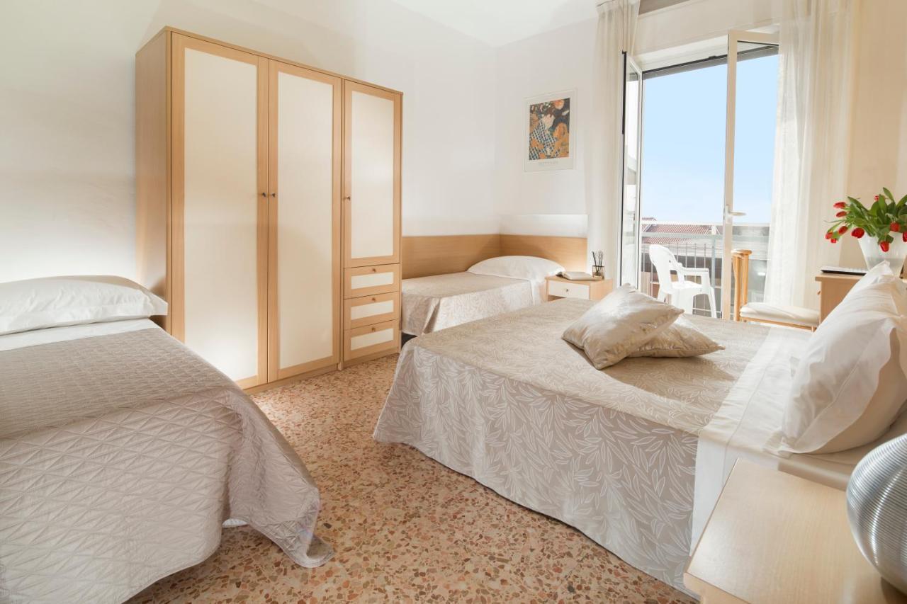 Hotel Bellerofonte Римини Екстериор снимка
