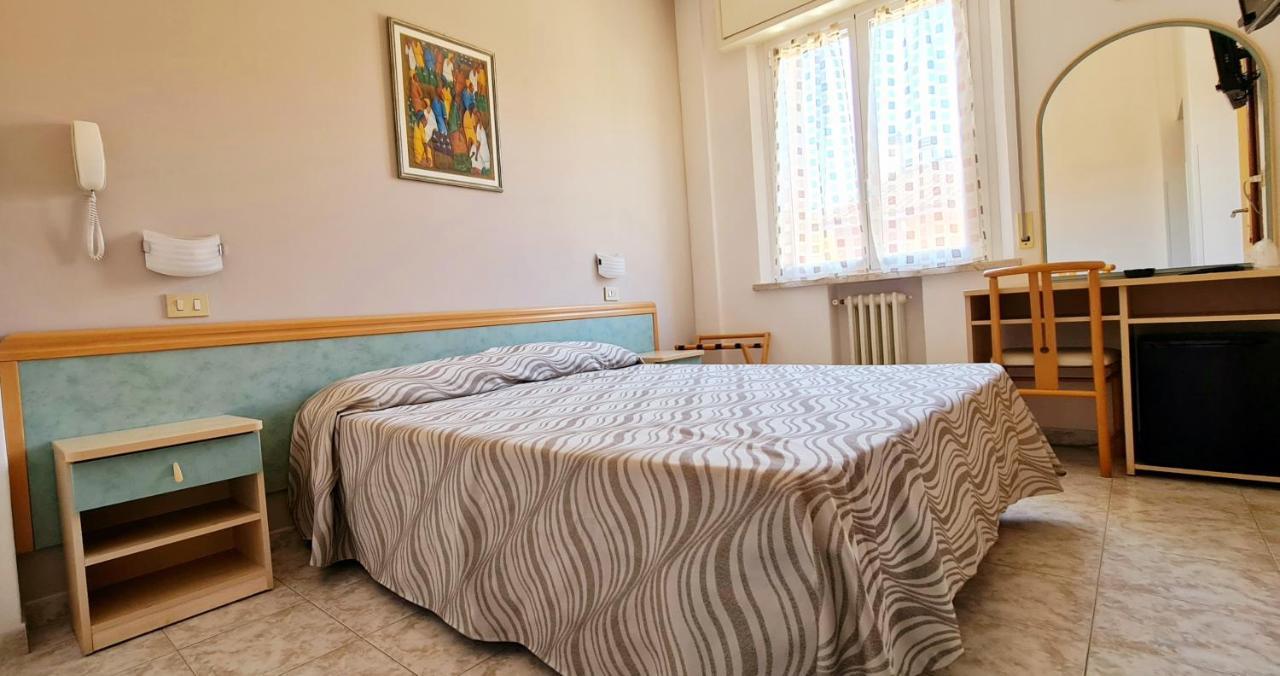 Hotel Bellerofonte Римини Екстериор снимка