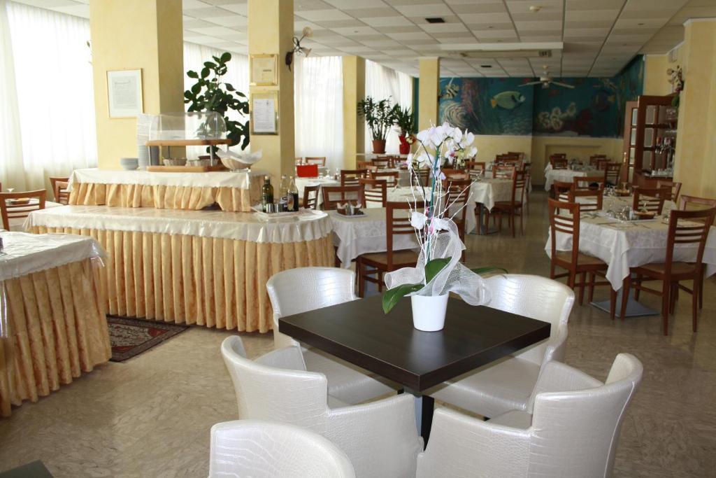 Hotel Bellerofonte Римини Екстериор снимка