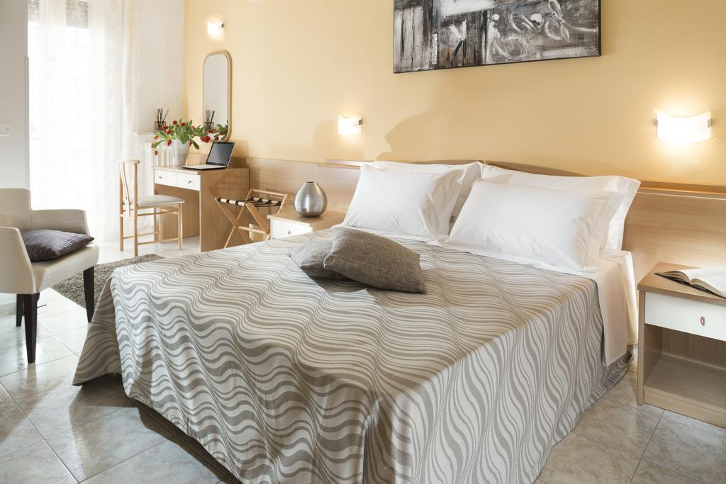 Hotel Bellerofonte Римини Екстериор снимка