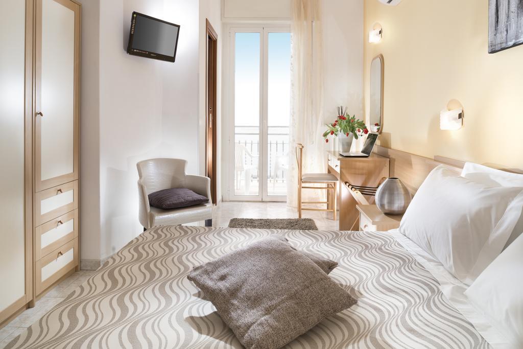 Hotel Bellerofonte Римини Екстериор снимка