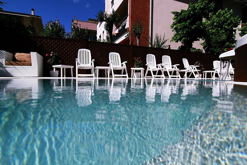 Hotel Bellerofonte Римини Екстериор снимка