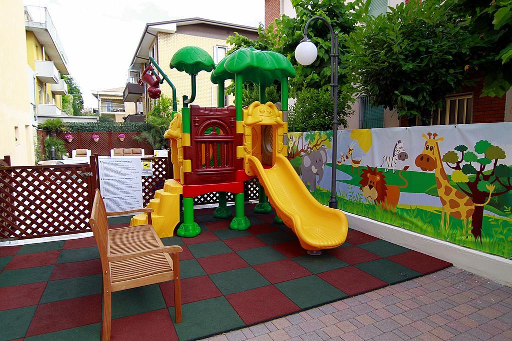 Hotel Bellerofonte Римини Екстериор снимка