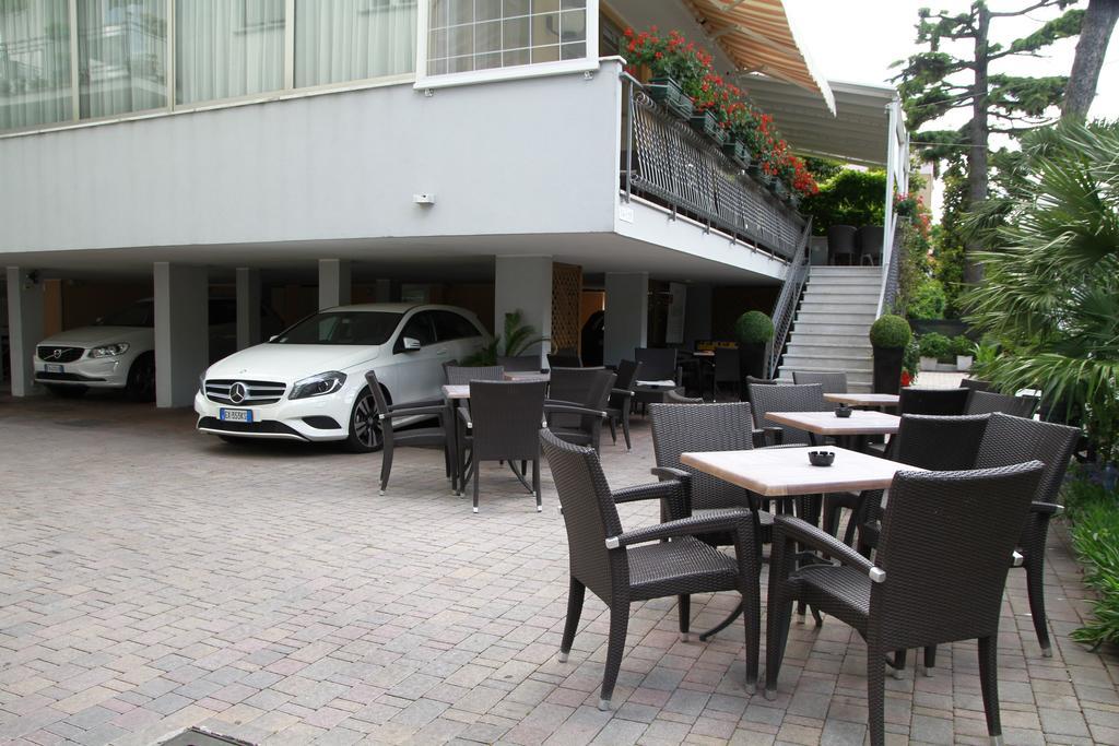 Hotel Bellerofonte Римини Екстериор снимка