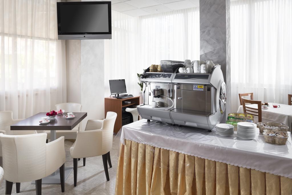 Hotel Bellerofonte Римини Екстериор снимка